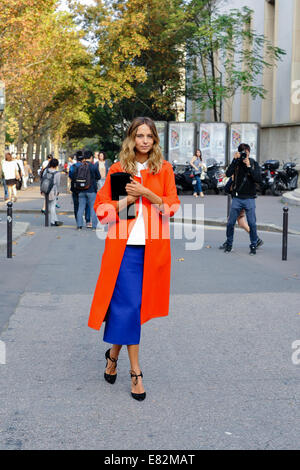 Eine schicke Karosseriedesigner Ankunft bei der Rochas Frühjahr/Sommer 2015-Modenschau in Paris, Frankreich - 24. September 2014 - Foto: Start-und Landebahn Manhattan/Celine Gaille/Picture Alliance Stockfoto