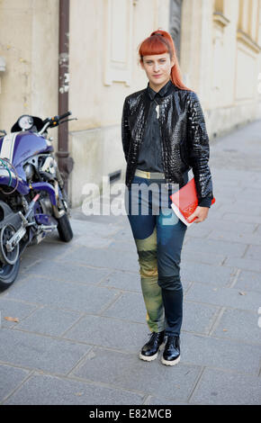 Musiker, Owlle, die Ankunft bei der Chalayan Modenschau während der Fashion Week in Paris, Frankreich - 26. September 2014 - Foto: Start-und Landebahn Manhattan/Celine Gaille/Picture Alliance Stockfoto