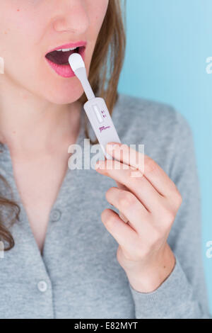 Frau mit Oraquick® HCV Hepatitis C Antikörper Schnelltest. Stockfoto