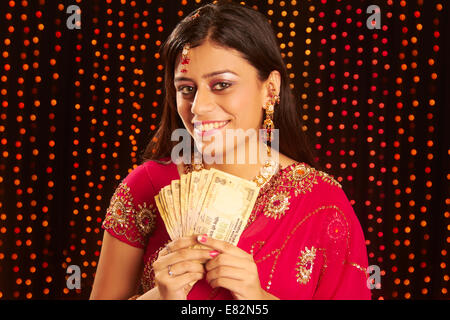 indische Damen Diwali Festival zeigen, Geld Stockfoto