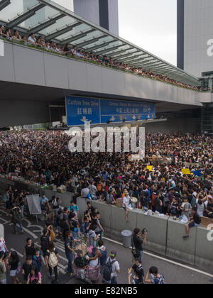 Hong Kong. 29. Sep, 2014. Hong Kong Proteste: Massen weiterhin wachsen am Tag2 der Occupy Central Demokratie Protest bei der Tamar Admiralität Hong Kong Credit: VisualHongKong/Alamy Live News Stockfoto