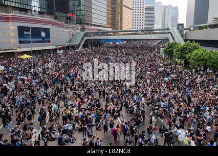 Hong Kong. 29. Sep, 2014. Hong Kong Proteste: Massen weiterhin wachsen am Tag2 der Occupy Central Demokratie Protest bei der Tamar Admiralität Hong Kong Credit: VisualHongKong/Alamy Live News Stockfoto