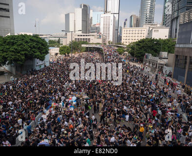 Hong Kong. 29. Sep, 2014. Hong Kong Proteste: Massen weiterhin wachsen am Tag2 der Occupy Central Demokratie Protest bei der Tamar Admiralität Hong Kong Credit: VisualHongKong/Alamy Live News Stockfoto