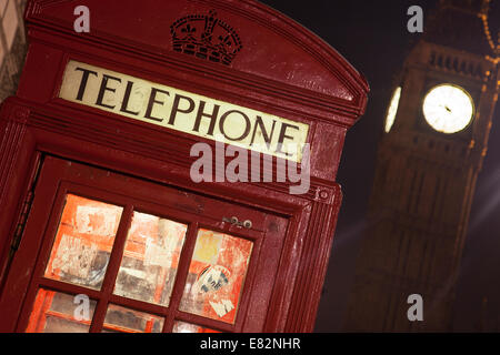 Telefonzelle London und Big Ben im Hintergrund bei Nacht. Mit Lichtspuren. Stockfoto