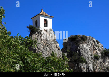 Der Glockenturm des Castillo de San José, mittelalterliche Dorf Guadalest, Sierrade Aitana Berge, Costa Blanca, Spanien, Europa Stockfoto