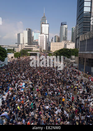 Hong Kong. 29. Sep, 2014. Hong Kong Proteste: Massen weiterhin wachsen am Tag2 der Occupy Central Demokratie Protest bei der Tamar Admiralität Hong Kong Credit: VisualHongKong/Alamy Live News Stockfoto