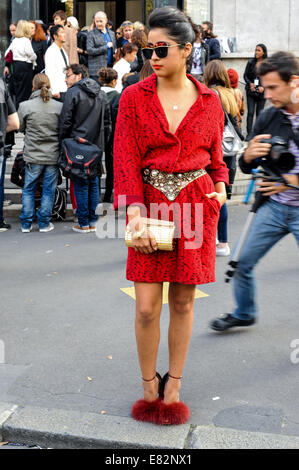 Eine schicke Karosseriedesigner Ankunft bei der Rochas Frühjahr/Sommer 2015-Modenschau in Paris, Frankreich - 24. September 2014 - Foto: Start-und Landebahn Manhattan/Celine Gaille/Picture Alliance Stockfoto