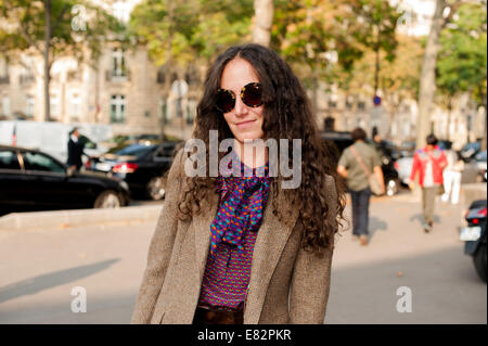 Eine schicke Karosseriedesigner Ankunft bei der Rochas Frühjahr/Sommer 2015-Modenschau in Paris, Frankreich - 24. September 2014 - Foto: Start-und Landebahn Manhattan/Celine Gaille/Picture Alliance Stockfoto