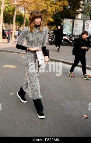 Eine schicke Karosseriedesigner Ankunft bei der Rochas Frühjahr/Sommer 2015-Modenschau in Paris, Frankreich - 24. September 2014 - Foto: Start-und Landebahn Manhattan/Celine Gaille/Picture Alliance Stockfoto