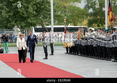 Berlin, Deutschland. 29. September 2014. Angela Merkel, Bundeskanzlerin, begrüßt der finnischen Ministerpräsidenten, Alexander Stubb, mit militärischen Ehren in der deutschen Kanzlei am 29. September 2014 in Berlin, Deutschland. / Foto: Alexander Stubb, Politiker, Premierminister von Finnland, und Bundeskanzlerin Angela Merkel. Bildnachweis: Reynaldo Chaib Paganelli/Alamy Live-Nachrichten Stockfoto