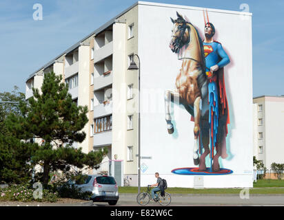 Lutherstadt Wittenberg, Deutschland. 29. Sep, 2014. Die Graffiti 'Gefallen Rider' zeigt das Schicksal der US-Schauspieler Christopher Reeve in Lutherstadt Wittenberg, Deutschland, 29. September 2014. Das Graffiti ist Teil des Projekts "Kura", Stadtraum Kunst und Stadtentwicklung der Stadt Wittenberg. Bildnachweis: Dpa picture Alliance/Alamy Live News Stockfoto