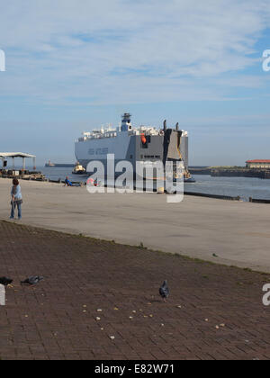 Newcastle Upon Tyne, UK. 29. September 2014.  Die 57718 Tonne '' Hoagh Afrika '' verlassen den Hafen von Tyne aus dem Nissan Auto terminal an einem klaren Tag. Bildnachweis: James Walsh/Alamy Live-Nachrichten Stockfoto