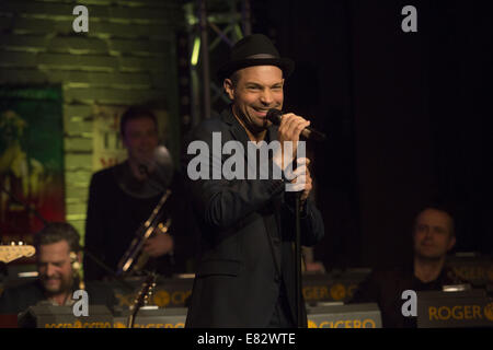 Roger Cicero die live aus seinem neuen Album "War Immer Auch Kommt" während ein Schaufenster in The Box.  Mitwirkende: Roger Cicero wo: Hamburg, Deutschland bei: 24. März 2014 Stockfoto