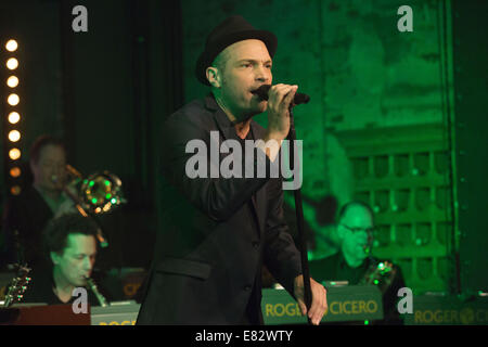 Roger Cicero die live aus seinem neuen Album "War Immer Auch Kommt" während ein Schaufenster in The Box.  Mitwirkende: Roger Cicero wo: Hamburg, Deutschland bei: 24. März 2014 Stockfoto