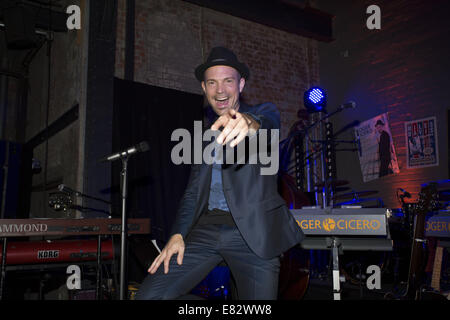 Roger Cicero die live aus seinem neuen Album "War Immer Auch Kommt" während ein Schaufenster in The Box.  Mitwirkende: Roger Cicero wo: Hamburg, Deutschland bei: 24. März 2014 Stockfoto