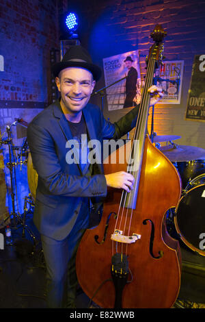 Roger Cicero die live aus seinem neuen Album "War Immer Auch Kommt" während ein Schaufenster in The Box.  Mitwirkende: Roger Cicero wo: Hamburg, Deutschland bei: 24. März 2014 Stockfoto