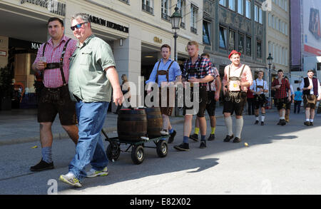 München, Deutschland. 29. Sep, 2014. Eine Gruppe von Männern aus Großbritannien Spaziergang durch die Stadt mit einem Trolley mit zwei Fällen von Bier vor ihrem Besuch des Oktoberfestes in München, 29. September 2014. Bildnachweis: Dpa picture Alliance/Alamy Live News Stockfoto