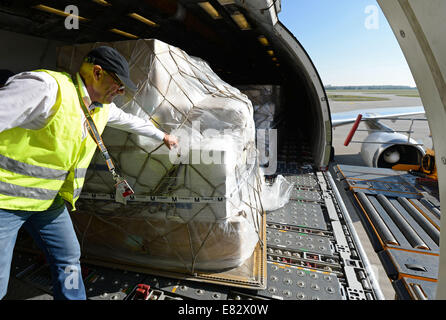 München, Deutschland. 29. Sep, 2014. Hilfe-Hilfsgüter für die Regionen von Ebola in Liberia sind auf ein Flugzeug auf dem Flughafen in München, 29. September 2014 geladen. Das Flugzeug dauert 35 Tonnen Medikamente und Schutzkleidung von München nach Monrovia. Die Hilfsorganisation Humedica kaufte einige der Lieferungen, und einen Teil als Spende erhalten. Bildnachweis: Dpa picture Alliance/Alamy Live News Stockfoto