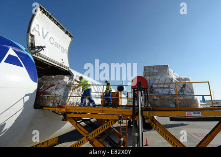 München, Deutschland. 29. Sep, 2014. Hilfe-Hilfsgüter für die Regionen von Ebola in Liberia sind auf ein Flugzeug auf dem Flughafen in München, 29. September 2014 geladen. Das Flugzeug dauert 35 Tonnen Medikamente und Schutzkleidung von München nach Monrovia. Die Hilfsorganisation Humedica kaufte einige der Lieferungen, und einen Teil als Spende erhalten. Bildnachweis: Dpa picture Alliance/Alamy Live News Stockfoto