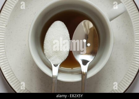 Nicht-Zucker Süßstoff Polyole oder natürliche Kristallzucker Saccharose Zucker Süßstoff für eine Tasse Tee oder Kaffee trinken Stockfoto