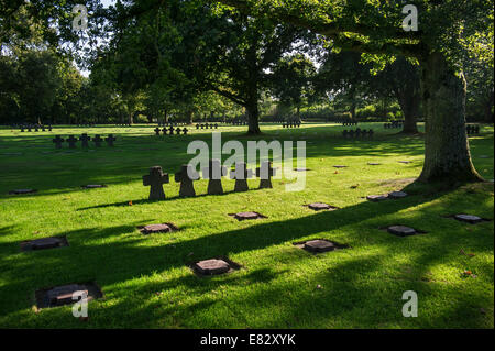 Grabsteine und Stein Kreuze am Soldatenfriedhof La Cambe Deutsch Zweiter Weltkrieg, Basse-Normandie, Frankreich Stockfoto