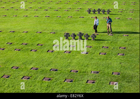 Deutsche Urlauber an Gräbern auf dem Soldatenfriedhof La Cambe zweiten Weltkrieg Basse-Normandie, Frankreich Stockfoto