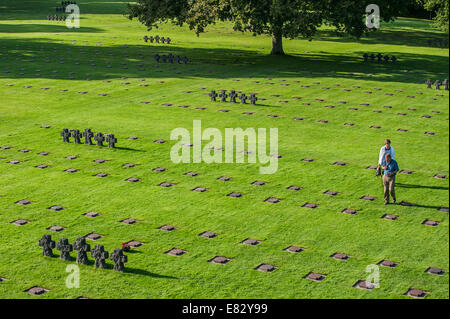 Deutsche Urlauber an Gräbern auf dem Soldatenfriedhof La Cambe zweiten Weltkrieg Basse-Normandie, Frankreich Stockfoto