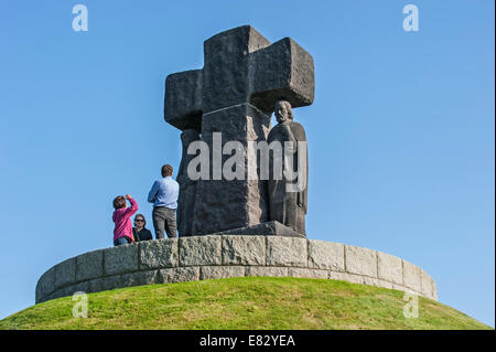 Deutsche Urlauber, die am Denkmal auf dem Soldatenfriedhof La Cambe zweiten Weltkrieg Basse-Normandie, Frankreich Stockfoto