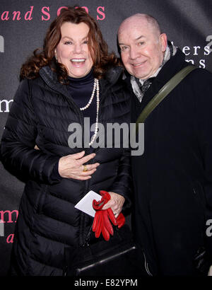 Premiere für das Broadway-Stück "Mütter und Söhne" Golden Theatre, eingetroffen.  Mitwirkende: Marsha Mason, Jack O'Brien wo: New York, New York, Vereinigte Staaten von Amerika bei: 24. März 2014 Stockfoto