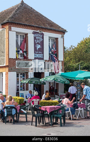 Touristen im Pégasus Brücke Café, erste französische Haus während der d-Day im 2. Weltkrieg bei Bénouville, Basse-Normandie, Frankreich befreit zu werden Stockfoto