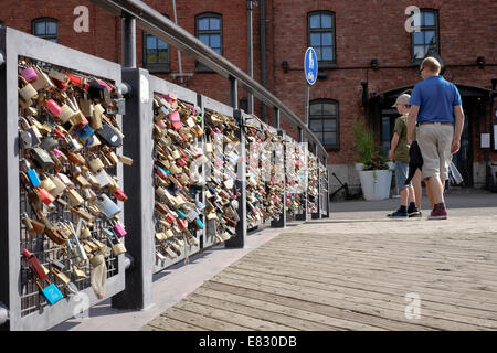 Finnland, Helsinki, Rakkauden Silta, ein Mann und eine junge Schau Vorhängeschlösser auf der Brücke der Liebe liegt in der Nähe des Linnanallas-Beckens Stockfoto