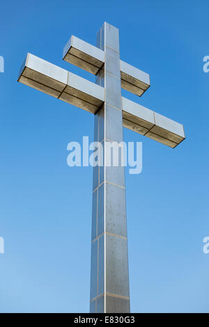 Croix de Lothringer Kreuz am Juno Beach, erinnert an die Rückkehr von General de Gaulle in Frankreich, Courseulles-Sur-Mer, Normandie, Frankreich Stockfoto