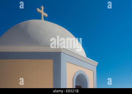 Eine griechische orthodoxe Kapelle in Thira auf Santorin vor einem strahlend blauen mediterranen Himmel eingestellt Stockfoto