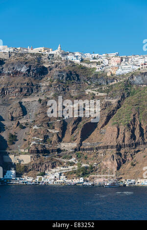 Eine Ansicht des Pfades sich vom alten Hafen der Stadt Thira auf Santorin Stockfoto