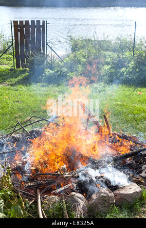 Müll in Brand, illegale Garten ausbrennen. Stockfoto