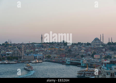 Die Galata-Brücke im Zentrum von Istanbul bei Sonnenuntergang an einem belebten Abend Stockfoto