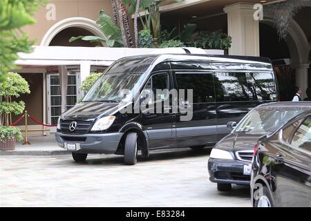 Mick Jagger Mercedes Bus fährt Four Season Hotel mit Freunden, Familie und sich selbst Featuring: Atmosphäre wo: Los Angeles, California, Vereinigte Staaten von Amerika bei: 25. März 2014 Stockfoto