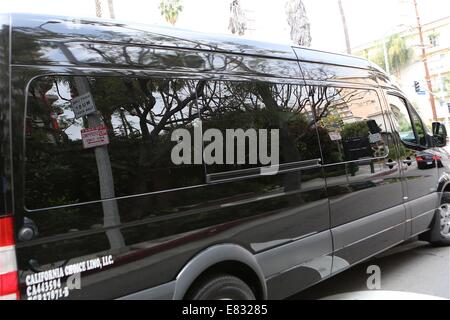 Mick Jagger Mercedes Bus fährt Four Season Hotel mit Freunden, Familie und sich selbst Featuring: Atmosphäre wo: Los Angeles, California, Vereinigte Staaten von Amerika bei: 25. März 2014 Stockfoto