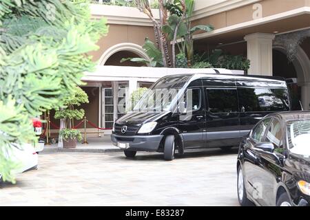 Mick Jagger Mercedes Bus fährt Four Season Hotel mit Freunden, Familie und sich selbst Featuring: Atmosphäre wo: Los Angeles, California, Vereinigte Staaten von Amerika bei: 25. März 2014 Stockfoto