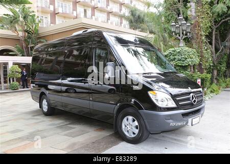 Mick Jagger Mercedes Bus fährt Four Season Hotel mit Freunden, Familie und sich selbst Featuring: Atmosphäre wo: Los Angeles, California, Vereinigte Staaten von Amerika bei: 25. März 2014 Stockfoto