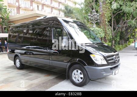 Mick Jagger Mercedes Bus fährt Four Season Hotel mit Freunden, Familie und sich selbst Featuring: Atmosphäre wo: Los Angeles, California, Vereinigte Staaten von Amerika bei: 25. März 2014 Stockfoto