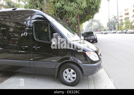 Mick Jagger Mercedes Bus fährt Four Season Hotel mit Freunden, Familie und sich selbst Featuring: Atmosphäre wo: Los Angeles, California, Vereinigte Staaten von Amerika bei: 25. März 2014 Stockfoto