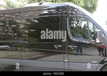 Mick Jagger Mercedes Bus fährt Four Season Hotel mit Freunden, Familie und sich selbst Featuring: Atmosphäre wo: Los Angeles, California, Vereinigte Staaten von Amerika bei: 25. März 2014 Stockfoto