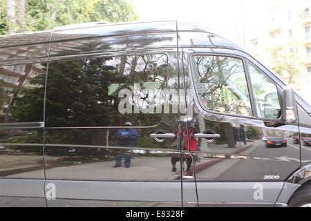 Mick Jagger Mercedes Bus fährt Four Season Hotel mit Freunden, Familie und sich selbst Featuring: Atmosphäre wo: Los Angeles, California, Vereinigte Staaten von Amerika bei: 25. März 2014 Stockfoto