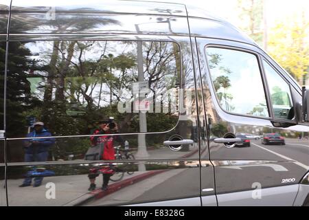 Mick Jagger Mercedes Bus fährt Four Season Hotel mit Freunden, Familie und sich selbst Featuring: Atmosphäre wo: Los Angeles, California, Vereinigte Staaten von Amerika bei: 25. März 2014 Stockfoto