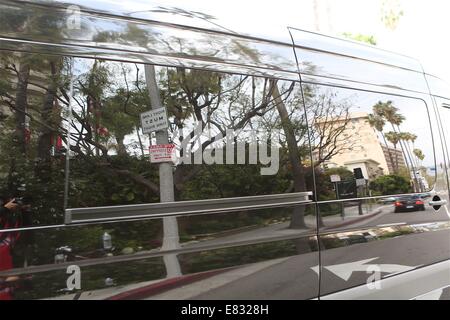 Mick Jagger Mercedes Bus fährt Four Season Hotel mit Freunden, Familie und sich selbst Featuring: Atmosphäre wo: Los Angeles, California, Vereinigte Staaten von Amerika bei: 25. März 2014 Stockfoto