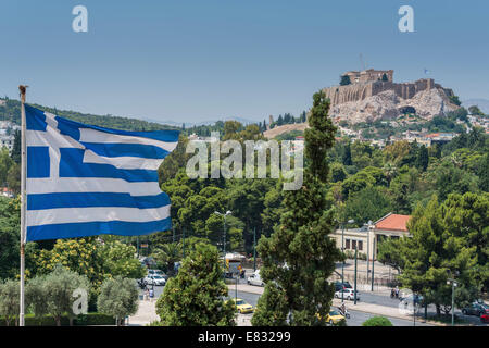 Der Parthenon und die Akropolis in Athen aus der Ferne mit einer griechischen Flagge im Vordergrund Stockfoto