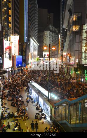 Hong Kong. 29. Sep, 2014. Hong Kong-Proteste: Tausende junger Leute in schwarzen T-shirts nehmen Teil in der zweiten Nacht ein Pro-Demokratie-Sit-in bekannt als "Occupy Central" blockiert Verkehr auf Hennessy Road, eine ansonsten beschäftigt mehrspurige Durchgangsstraße in Causeway Bay, Hong Kong. Die Stimmung war ruhig und feierlich, während der Nacht zuvor, im Bezirk Admiralty Demonstranten Tränengas, Pfefferspray und Schlagstöcken von Polizei in voller Kampfausrüstung konfrontiert. Bildnachweis: Stefan Irvine/Alamy Live-Nachrichten Stockfoto