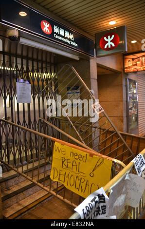 Hong Kong. 29. Sep, 2014. Eine u-Bahnstation ist als Teil der zweiten Nacht ein Pro-Demokratie-Sit-in bekannt als "Occupy Central" verbarrikadiert. Ein Schild steht "Sorry für die Unannehmlichkeiten, aber wir brauchen echte Demokratie". Die Stimmung war ruhig und feierlich, während der Nacht zuvor, im Bezirk Admiralty Demonstranten Tränengas, Pfefferspray und Schlagstöcken von Polizei in voller Kampfausrüstung konfrontiert. Bildnachweis: Stefan Irvine/Alamy Live-Nachrichten Stockfoto