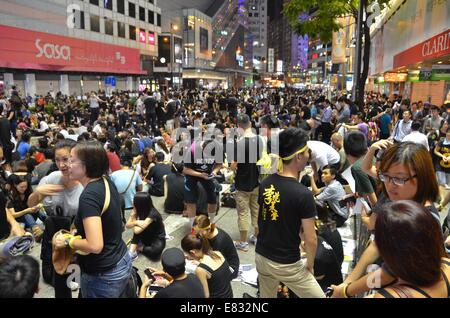 Hong Kong. 29. Sep, 2014. Hong Kong-Proteste: Tausende junger Leute in schwarzen T-shirts nehmen Teil in der zweiten Nacht ein Pro-Demokratie-Sit-in bekannt als "Occupy Central" blockiert Verkehr auf Hennessy Road, eine ansonsten beschäftigt mehrspurige Durchgangsstraße in Causeway Bay, Hong Kong. Die Stimmung war ruhig und feierlich, während der Nacht zuvor, im Bezirk Admiralty Demonstranten Tränengas, Pfefferspray und Schlagstöcken von Polizei in voller Kampfausrüstung konfrontiert. Bildnachweis: Stefan Irvine/Alamy Live-Nachrichten Stockfoto